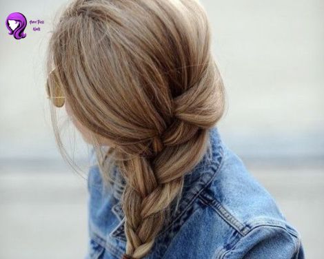 A loose, bohemian-style braid combined with waves for an effortlessly stylish look.
