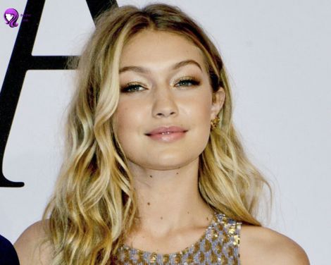 Effortless beach wave inspired by Gigi Hadid, featuring loose, textured curls for a natural and relaxed look.