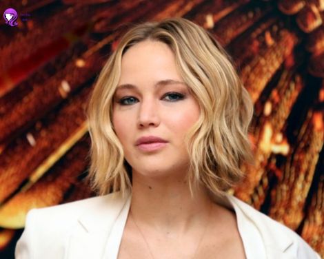 A trendy textured bob hairstyle inspired by Jennifer Lawrence, featuring soft waves and layered ends for a modern, effortless look.
